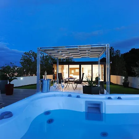 Appartamento Feel Good Penthouse With Jacuzzi Zara Esterno foto